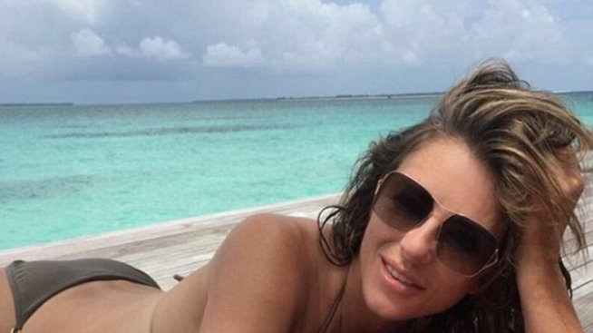 Елизабет Хърли се фука с безупречно тяло на 51