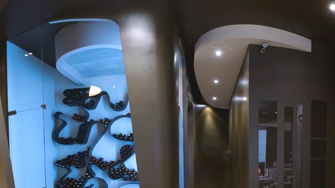 Обли форми и топли цветове на почит