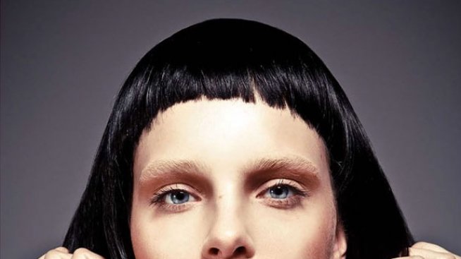 Бюти тенденция: черна коса, алени устни