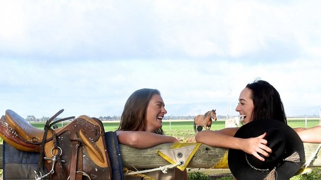 Срещу депресията: Фермери свалят всички дрехи