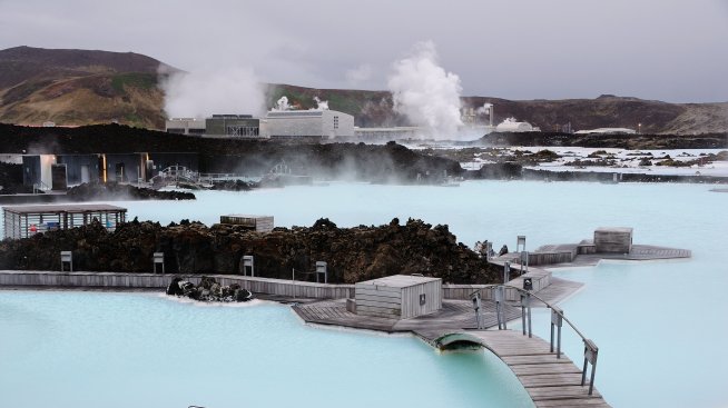 Спа центърът "Синята лагуна" в Исландия лекува кожни болести