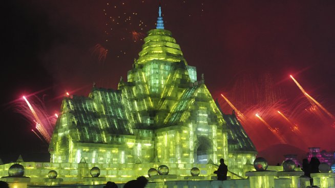 Гигантски фигури от лед забавялват китайците през януари