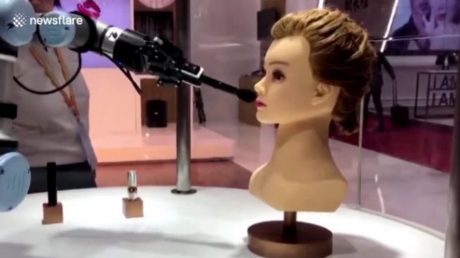 Робот „взима хляба“ на професионалните гримьори