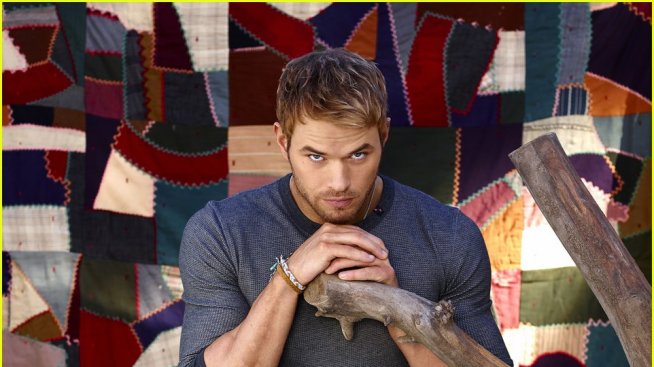 Келън Луц показва тялото си на Херкулес