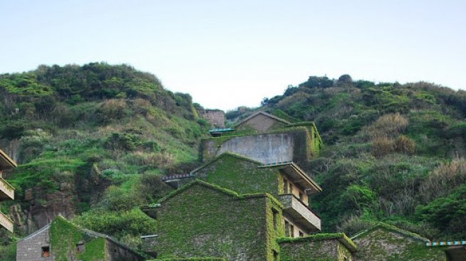 Природата превзема изоставено село в Китай