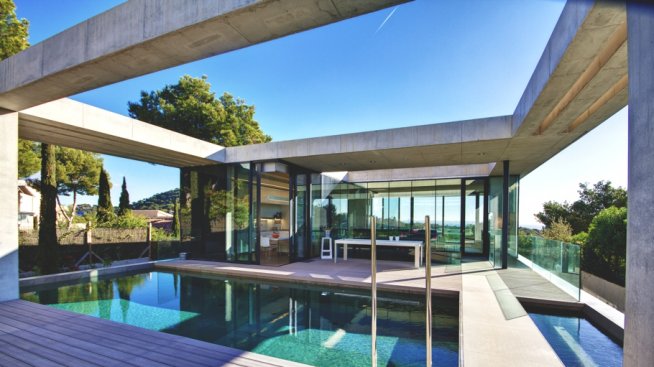 Модерна стъклена вила в Майорка