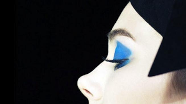 Актуална тенденция: синьо на очите, фуксия на устните