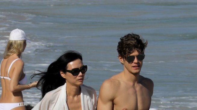 Бившата на Мърдок се обзаведе с младо гадже