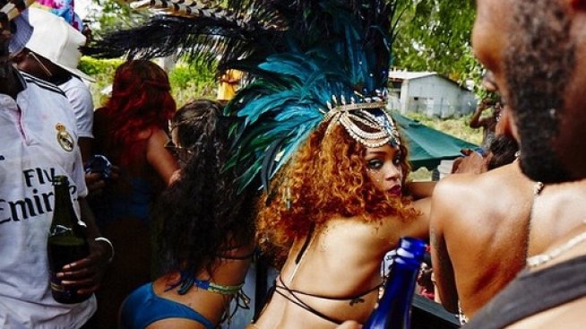 Риана върти двама наведнъж