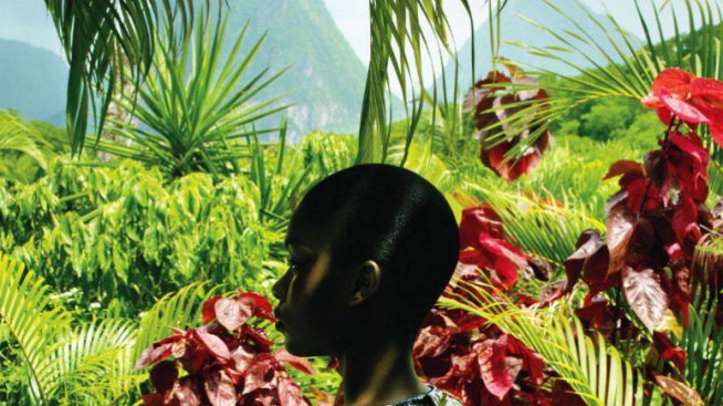 Тъмната Дженил грее в Elle