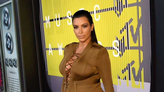 Ким Кардашян поддържа форма с ходене