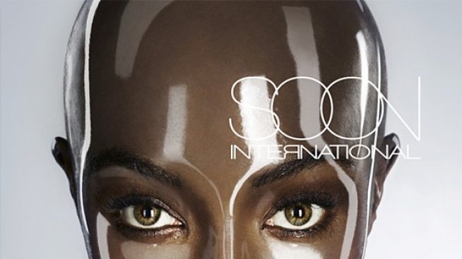 Пластмасовата, футуристична Наоми