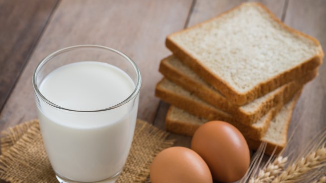 Безопасно ли е да комбинирате мляко и яйца?
