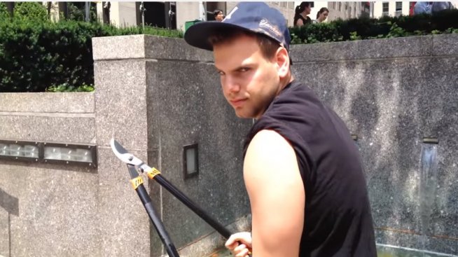 Опасен експеримент: Да срежеш селфи стик (ВИДЕО)