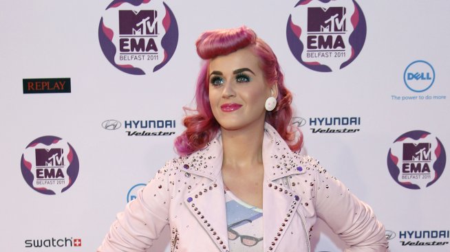 Кейти Пери си татуира бонбонче (снимка)