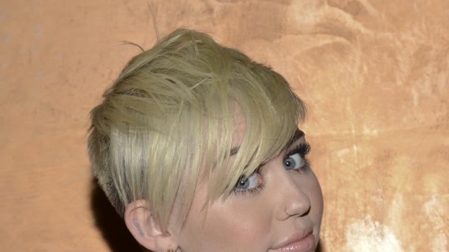 Майли замина за Бахамите без Лиъм