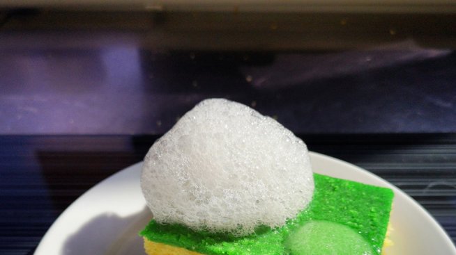 Шеф-готвач прави десерти, които приличат на предмети от бита