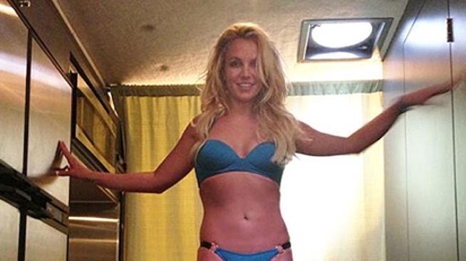 Бритни показва стегнато тяло пред фенове