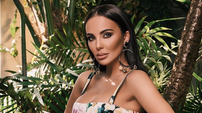 Роклите с цветя на Ни Ло и Никол – дело на Dolce & Gabbana