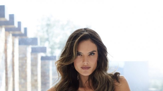 Алесандра Амброзио и тенденциите в банските костюми