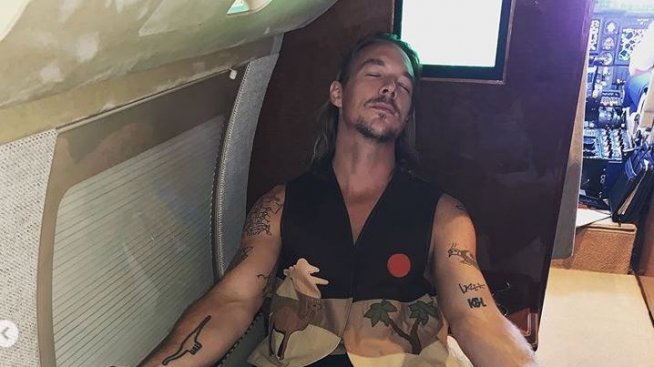 Дипло преживя самолетна авария с наркотици и шоколад