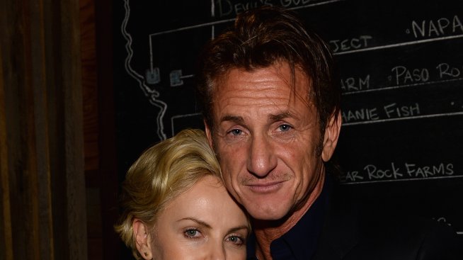 Шон Пен и Чарлийз Терон се гушкат на светско събитие