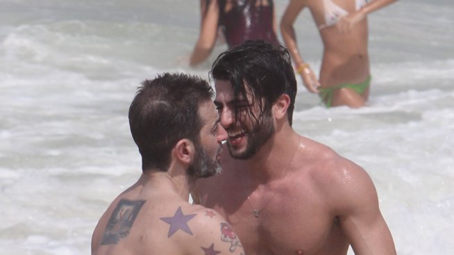 Марк Джейкъбс разменя ласки с мъжкото си гадже на плаж в Бразилия