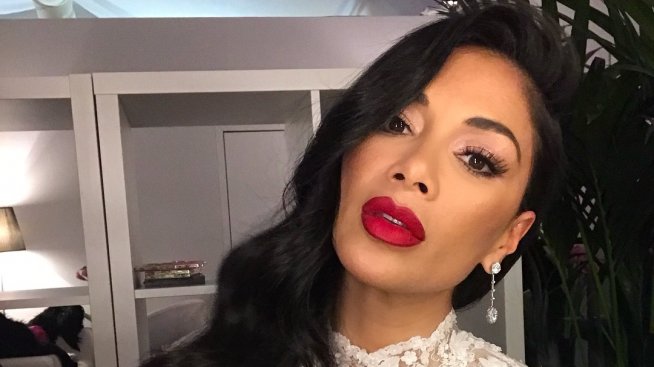 Никол Шерцингер с рокля на Невена Николова