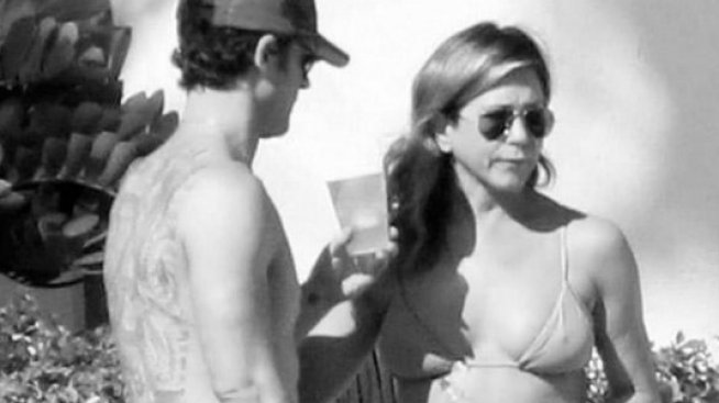 Скромно, но от сърце: Анистън отпразнува 48-ия си рожден ден в Мексико