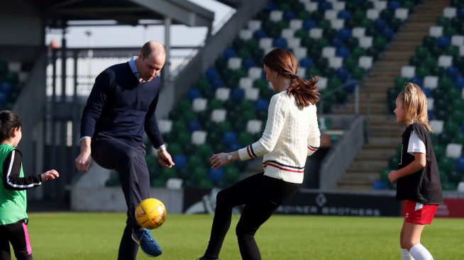 Уилям и Кейт демонстрират футболни умения в Ирландия