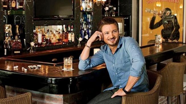 Надникнете в имението на Джеръми Ренър