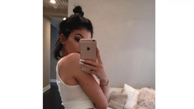 Сестрата на Ким се похвали с изкуствено дупе за 44$