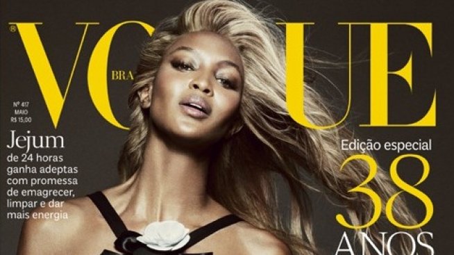 Наоми се пробва като блондинка