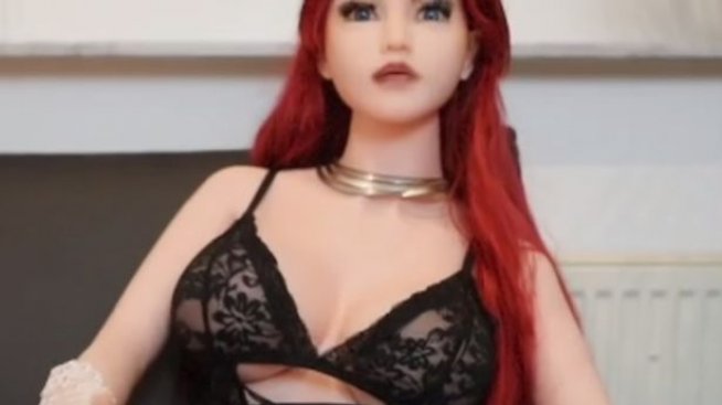 Със секс кукла може. Жената дава!