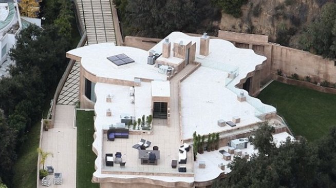 Риана живее в дом, подобен на яхта