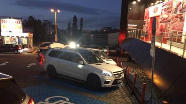 Николета Лозанова държи да ни докаже, че е инвалид!