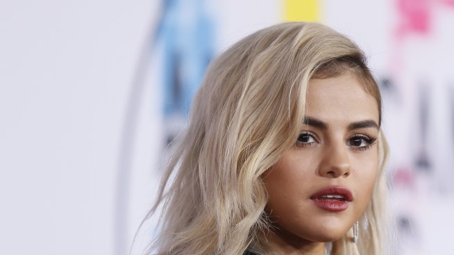 Селена Гомес като окървавена блондинка на сцената