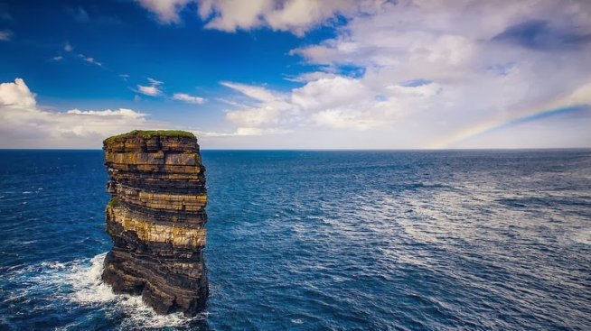 Впечатляваща скала до бреговете на Ирландия