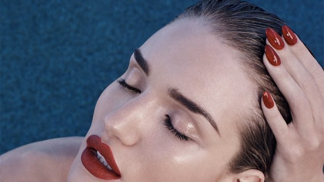 Роузи Хънтингтън-Уайтли – изкусителката с червени устни