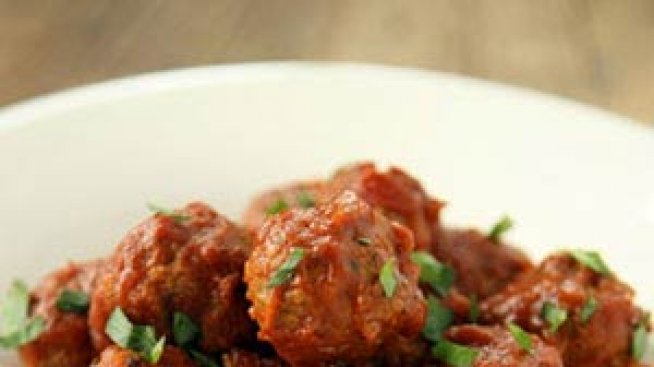 Кюфтенца на шишчета с доматено чанти