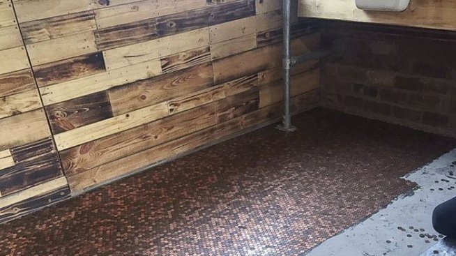 Вместо настилка: Под, покрит със 70 хиляди монети