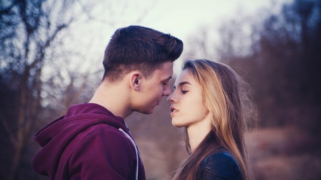 Жените: Целувката е по-важна за отношенията от секса