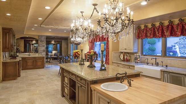 Имението на Крис Дженър от риалити предаването се продава