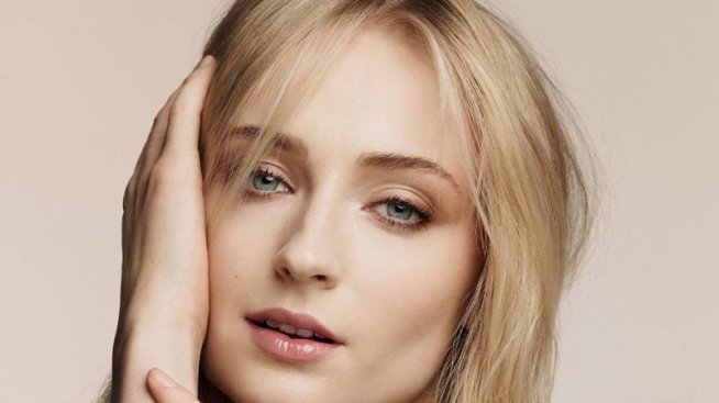 Софи Търнър към звездния отбор на Louis Vuitton