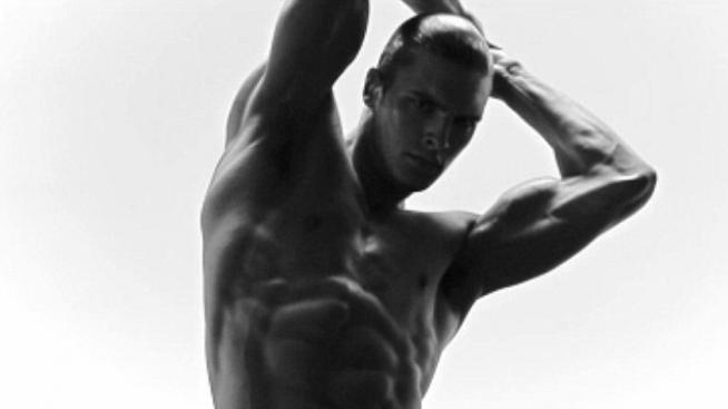 Calvin Klein радва жените със секси реклама по време на  Super Bowl