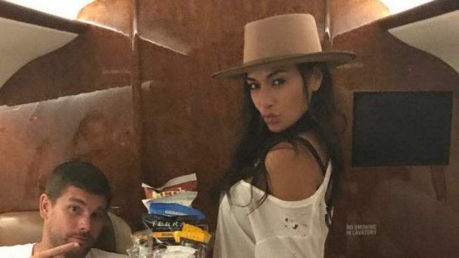 Никол сервира на Гришо в самолета