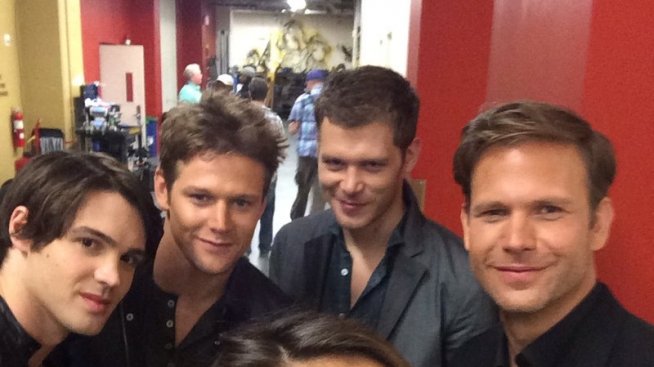 Нина Добрев показа гаджетата си