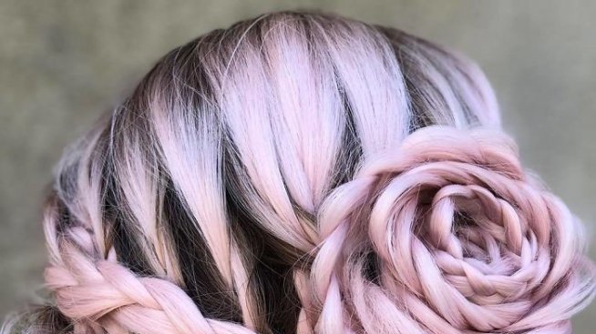 Рози в косите: Нова тенденция в прическите