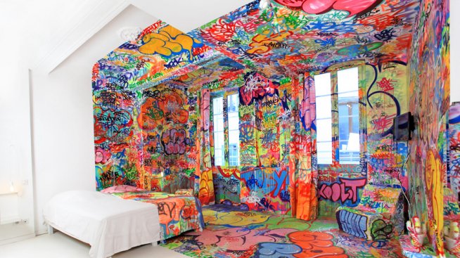 Улично изкуство с графити превзе хотелска стая