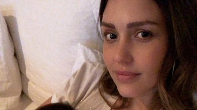 Трогателен кадър: Джесика Алба гушна бебето си